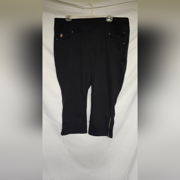 Chic Black Cropped Pants with Gold Zipper. Belle Kim Graver - Picture 1 of 1